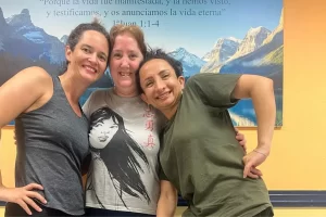 Participantes do projeto Caminhando com a Palavra reunidas após aula de atividade física e momento de comunhão cristã