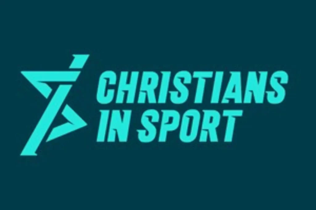 Esportistas cristãos reunidos na igreja em comunhão