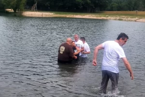 Batismo nas águas simbolizando o início da nova vida em Cristo