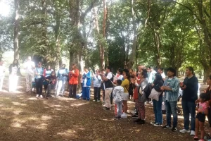 Congregação reunida em louvor e adoração antes do batismo, celebrando a nova vida em Cristo